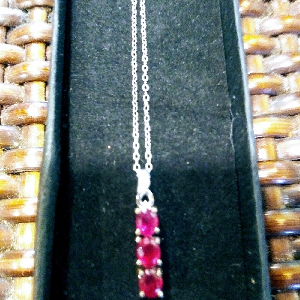 STUNNING. RUBY PENDANT ON - Picture 4 of 7